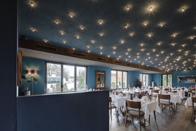 Die Lämpchen in der Decke des Restaurants waren schon installiert. Doch erst der Anstrich mit Superlux 3000 im passenden dunklen blauen Farbton verwandelte die Decke in einen eindrucksvollen Sternenhimmel.